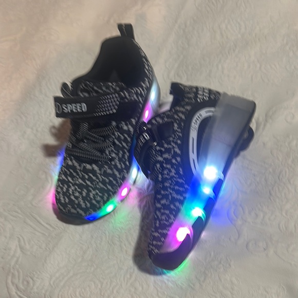 Black and Blue Light-Up Sneakers with Sporty Design - Picture 4 of 4